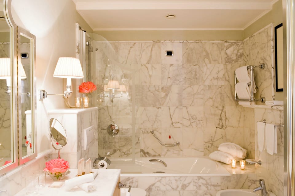 Shower, free toiletries, hair dryer, bidet