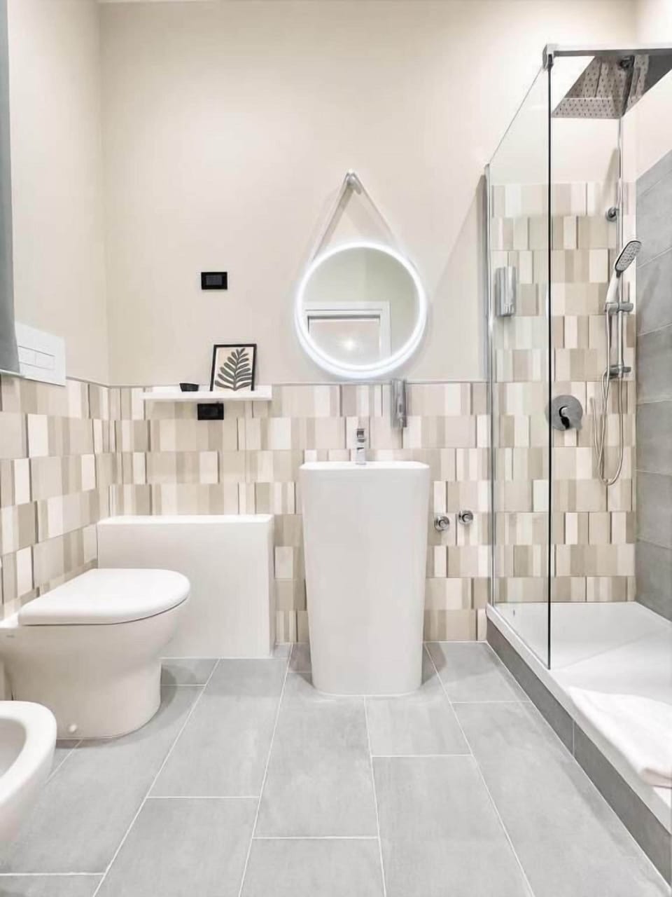 Economy Double Room | Bathroom | Shower, hair dryer, bidet, towels