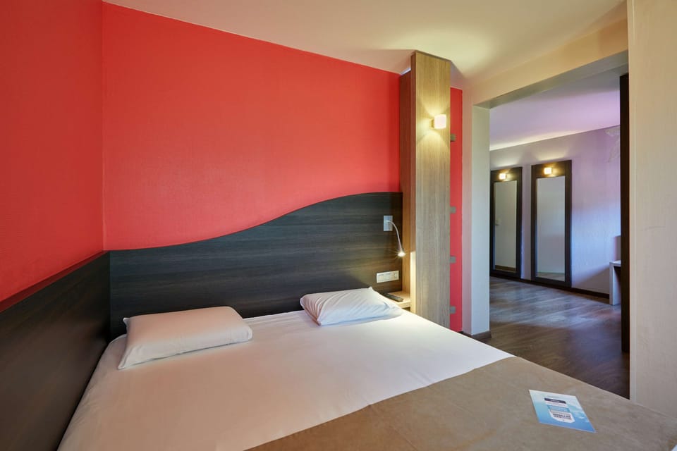 Standard Room, 1 Double Bed | Desk, blackout drapes, soundproofing, free WiFi