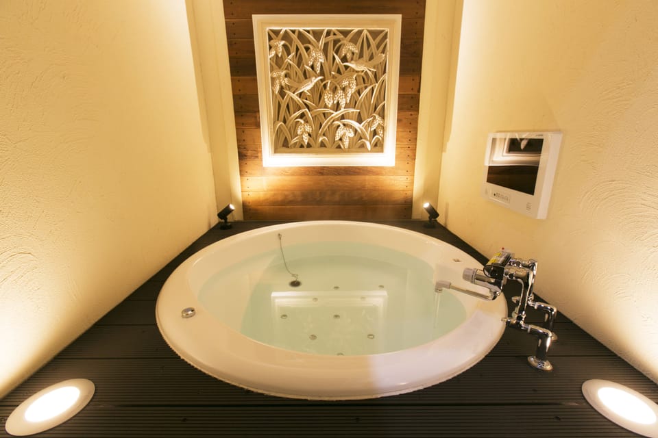Suite Room | Deep soaking bathtub