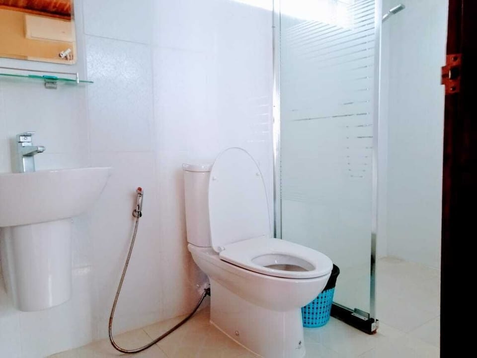 Rainfall showerhead, free toiletries, hair dryer, slippers