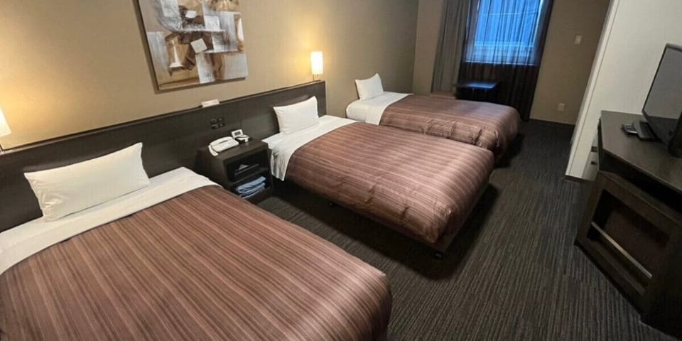 Desk, soundproofing, free WiFi, bed sheets