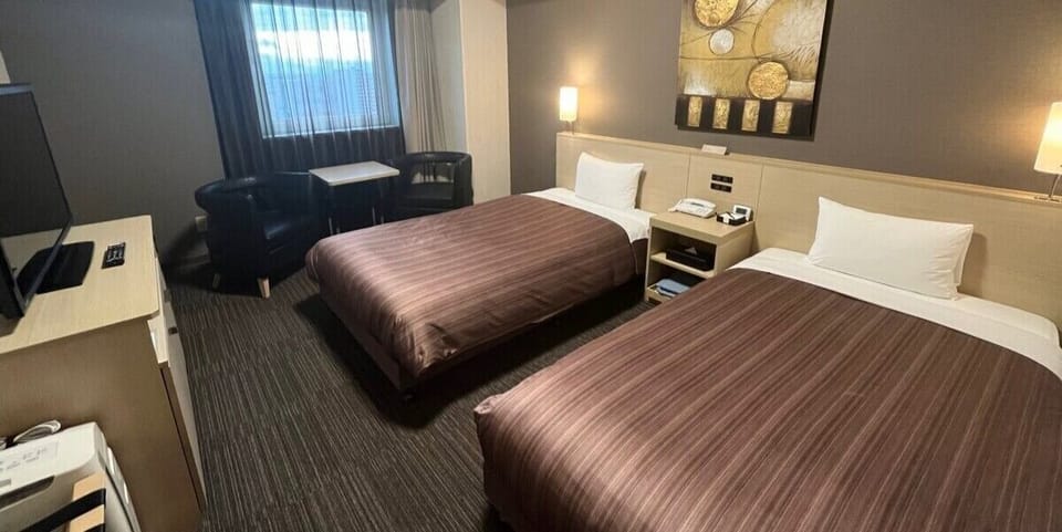 Desk, soundproofing, free WiFi, bed sheets