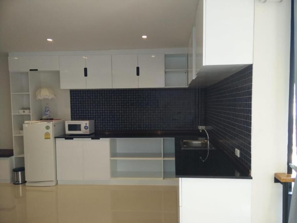 Family Suite | Private kitchen | Fridge, electric kettle