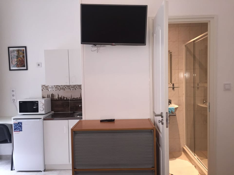 Basic Studio | Desk, iron/ironing board, free WiFi