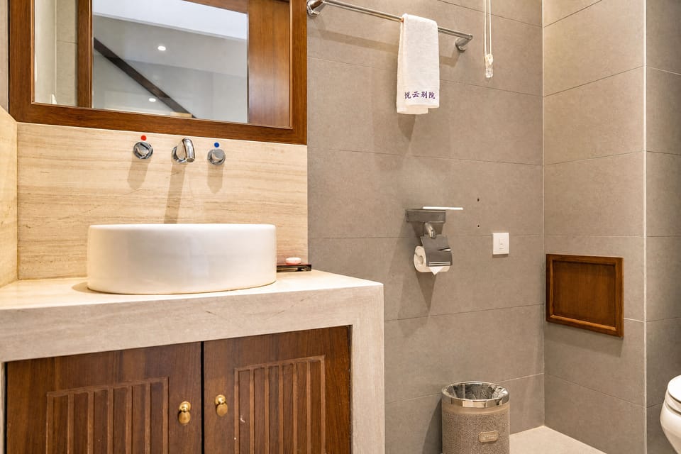 Yue Cloud One-Bedroom Villa(Single Courtyard) | Bathroom | Shower, free toiletries, hair dryer, towels