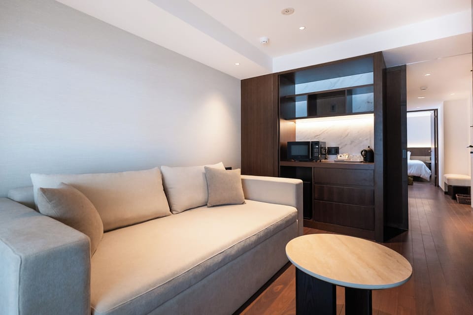 Executive Suite, City View | Living area