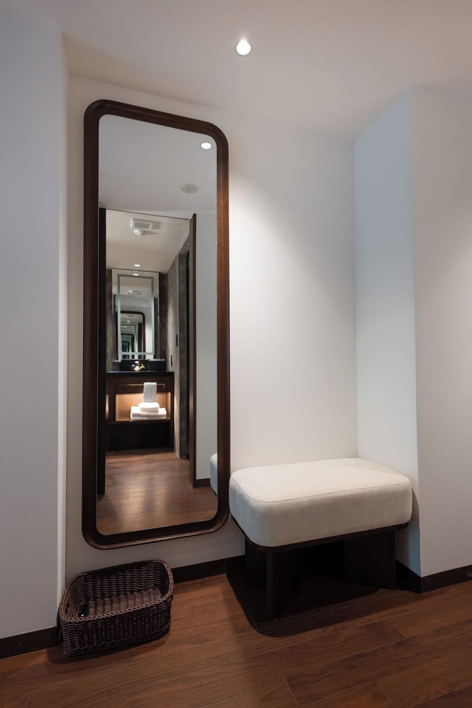Deluxe Suite, City View | Living area