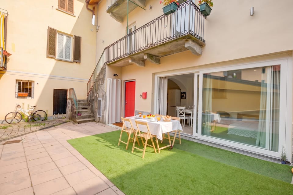 Family Apartment, 2 Bedrooms, Air conditioning (La Porte Rouge 100 Mt From Lake) | Outdoor dining