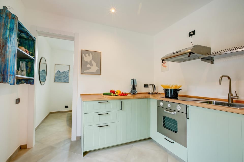 Family Apartment, 2 Bedrooms, Air conditioning (La Porte Rouge 100 Mt From Lake) | Private kitchen