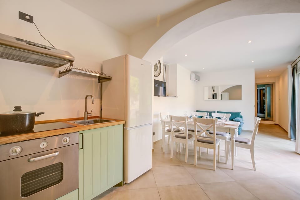 Family Apartment, 2 Bedrooms, Air conditioning (La Porte Rouge 100 Mt From Lake) | Private kitchen