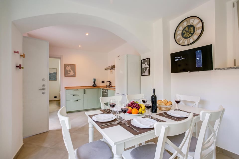Family Apartment, 2 Bedrooms, Air conditioning (La Porte Rouge 100 Mt From Lake) | Dining