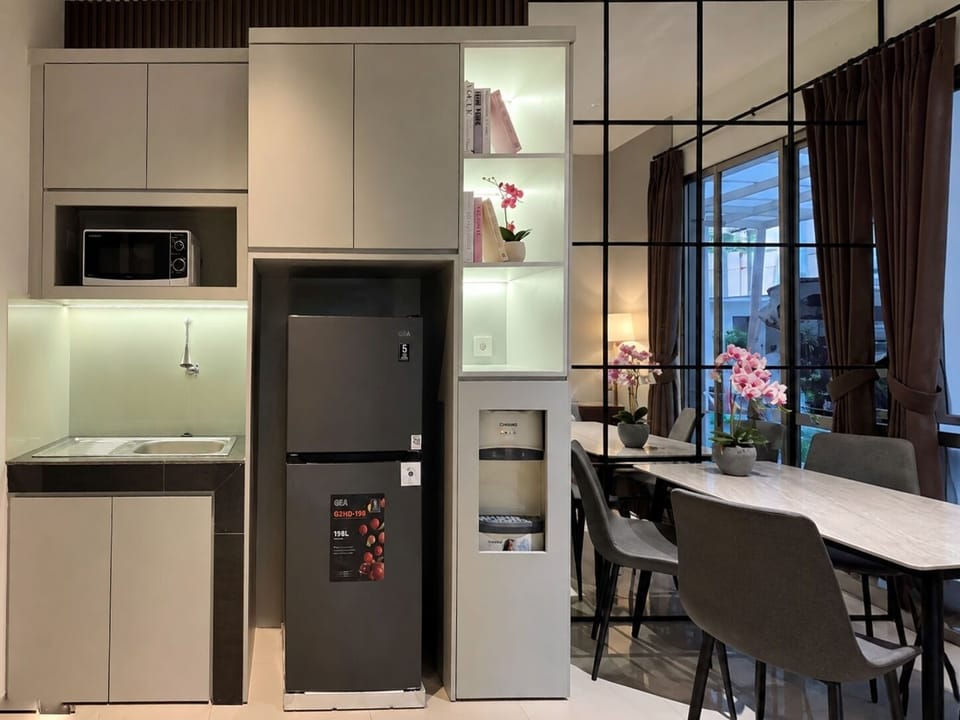 Apartment, Non Smoking, City View | Private kitchen | Fridge, microwave, stovetop, cookware/dishes/utensils