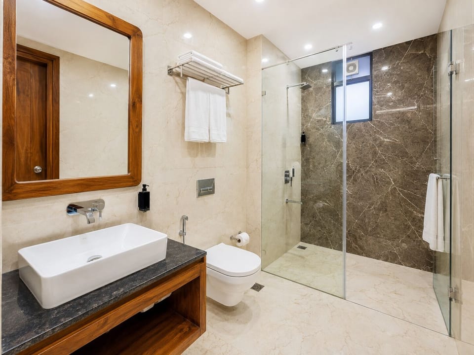 Deluxe Room, Balcony, Mountain View | Bathroom | Shower, towels, soap, shampoo