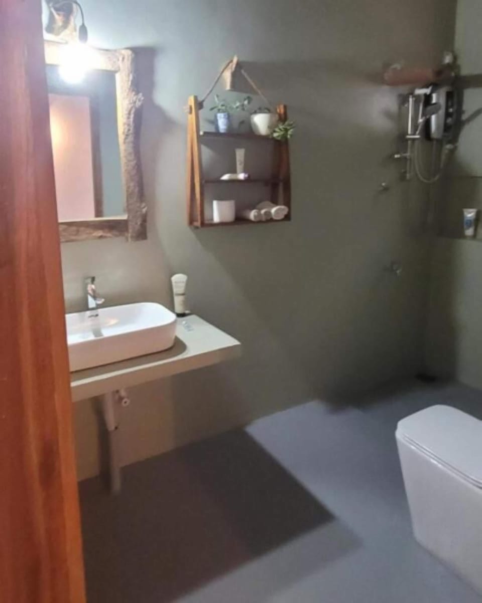 Standard Double Room, Garden View | Bathroom | Shower, rainfall showerhead, towels, soap