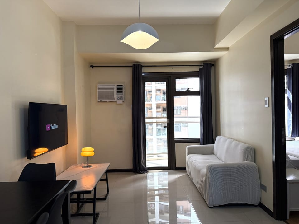 Premier Double Room, Balcony, Bay View | Living area