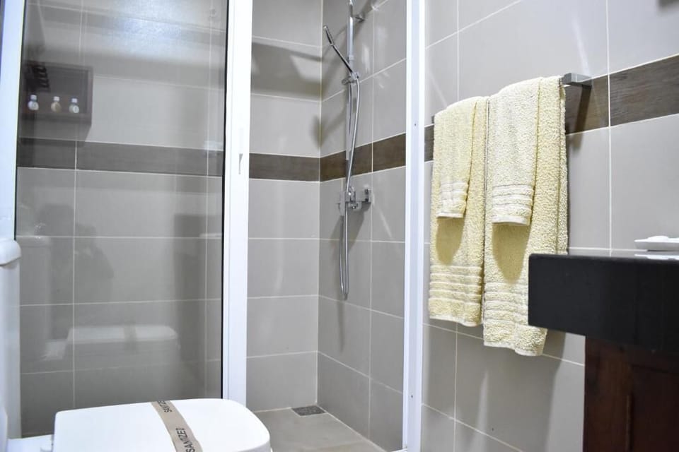 Deluxe Twin Room, Patio, Pool View | Bathroom
