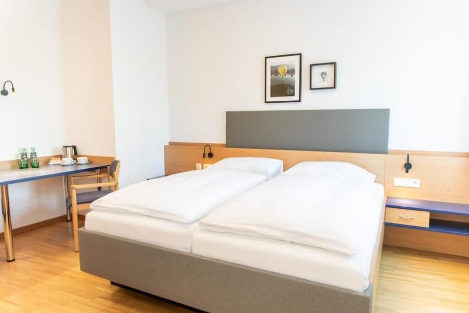 Double Room | Desk, WiFi (free), bed sheets