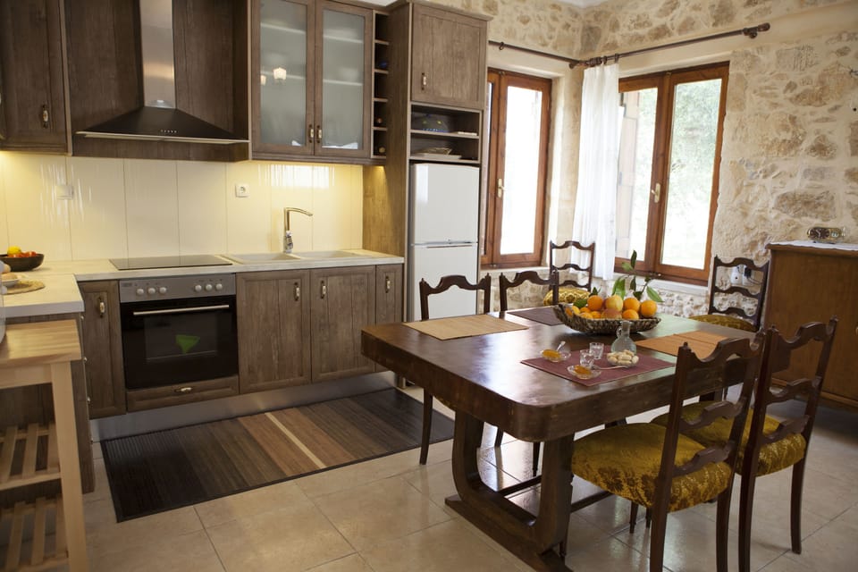 House, 1 Bedroom | Private kitchen | Fridge, microwave, oven, stovetop