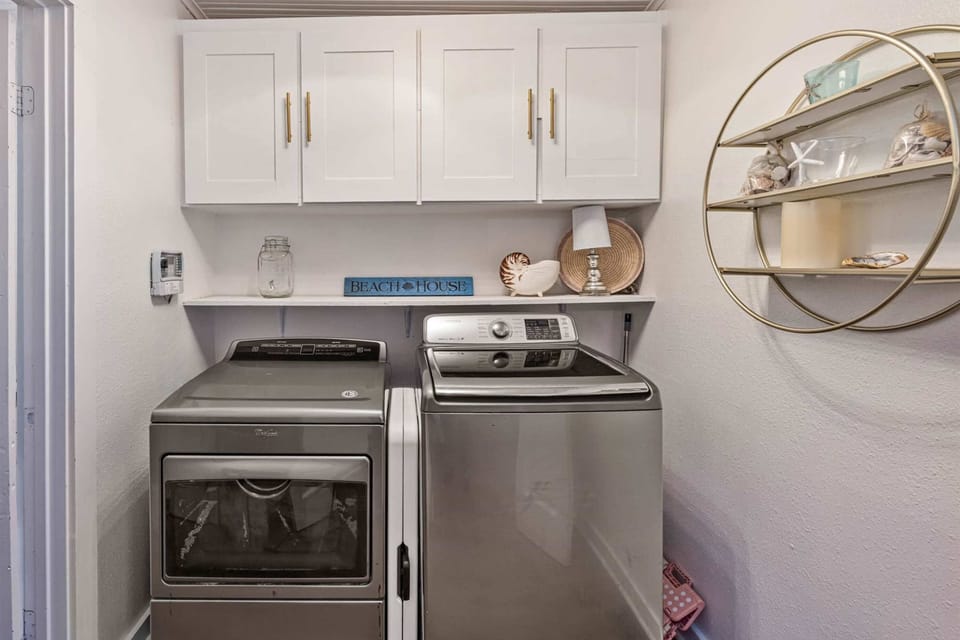 House, Multiple Beds, Garden View (The Coast is Clear) | Laundry