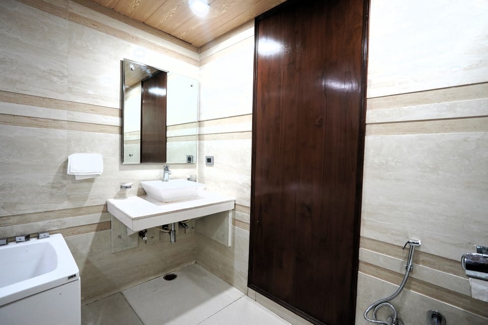 Deluxe Room, Mountain View | Bathroom | Shower, towels
