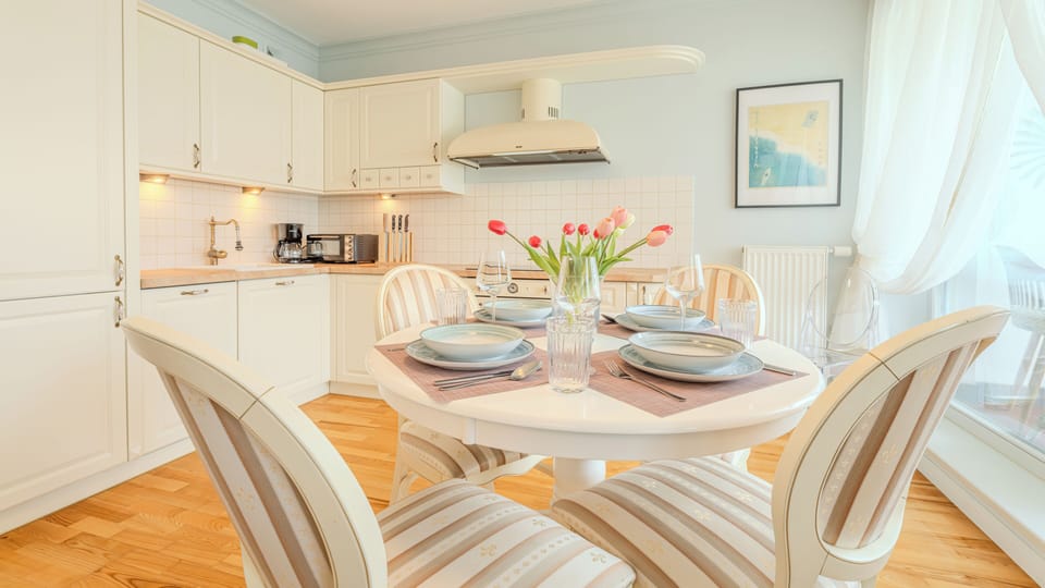 Apartment (423) | In-room dining
