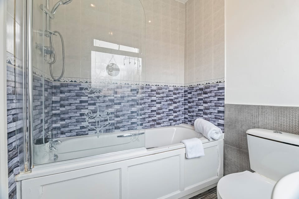 4-Bed House | Leicester | Driveway Parking House in Leicester