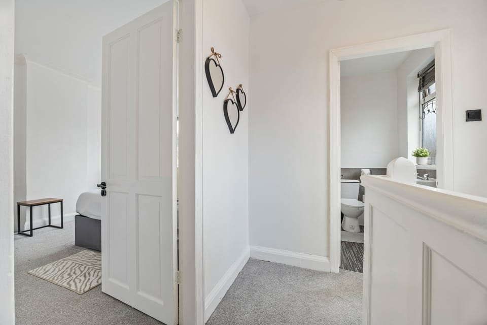 4-Bed House | Leicester | Driveway Parking House in Leicester