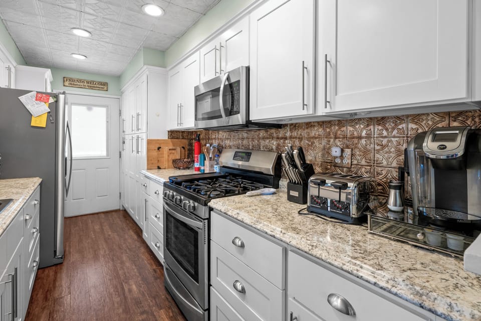 Signature House, 3 Bedrooms, Mountain View | Private kitchen | Coffee/tea maker, fridge, microwave, oven