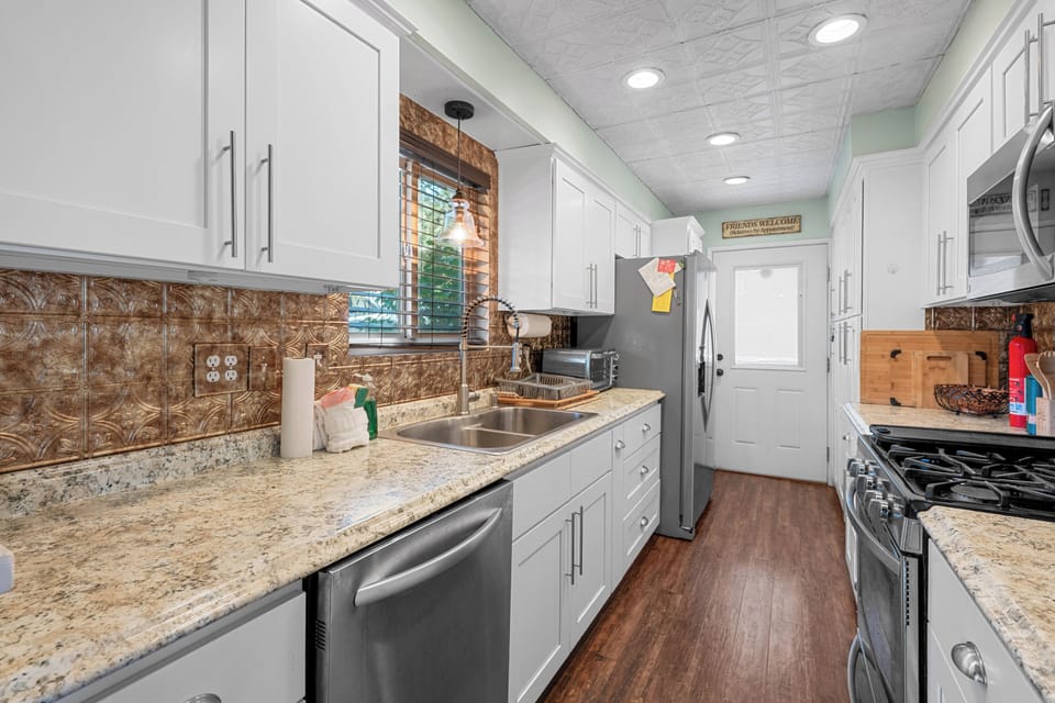 Signature House, 3 Bedrooms, Mountain View | Private kitchen | Coffee/tea maker, fridge, microwave, oven