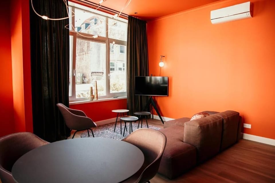 Deluxe Apartment, 1 King Bed, City View | Living area