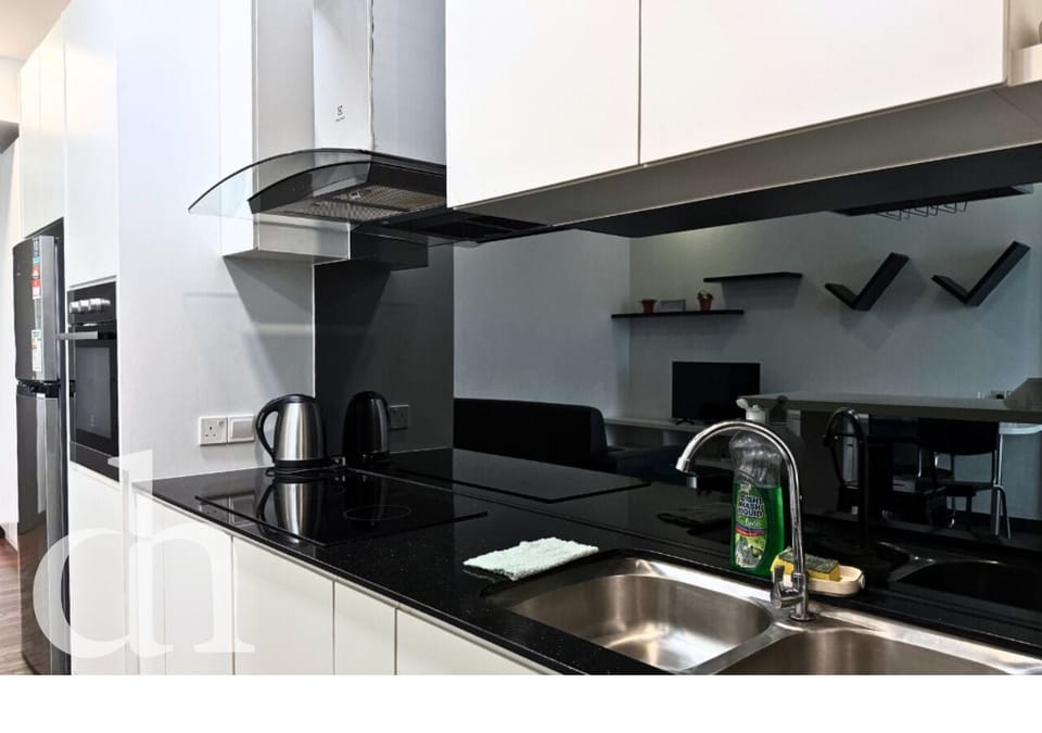 Deluxe Apartment | Private kitchen | Fridge, stovetop, dining table