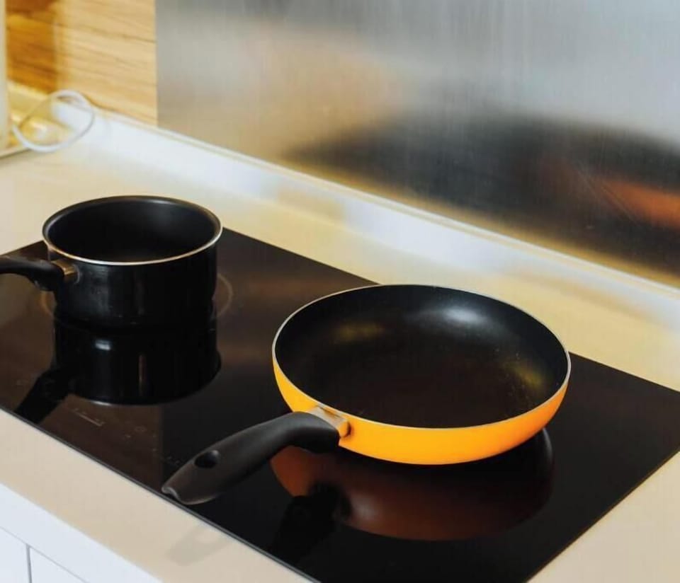 Studio | Private kitchen | Fridge, stovetop, dining table