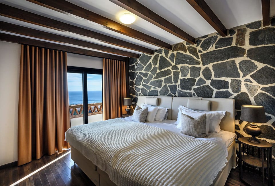Villa Mango | Premium bedding, pillowtop beds, in-room safe, blackout drapes