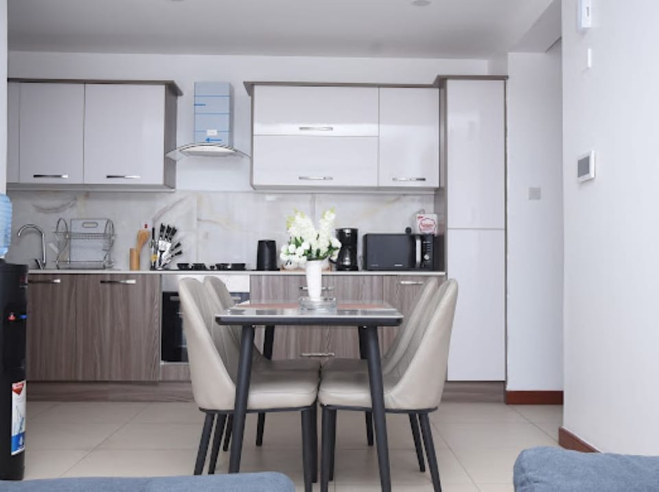 Coffee/tea maker, full-size fridge, microwave, oven