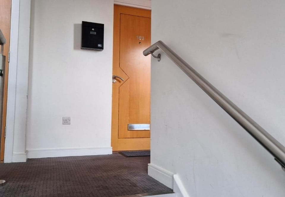 1-bed - Sleeps 4 - Parking - Central Location Apartment in Wolverhampton