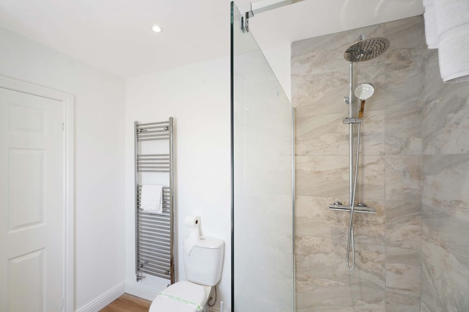 Comfortable 4BR Stay Byerley Road by Stay With Us House in England