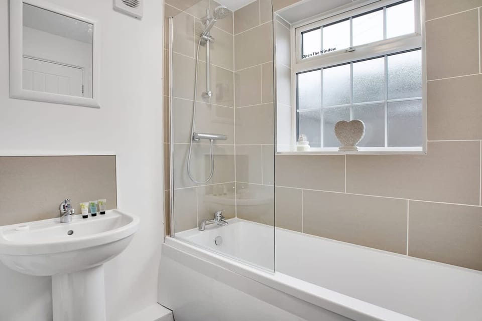 Comfortable Three Bedroom Family Apartment House in England