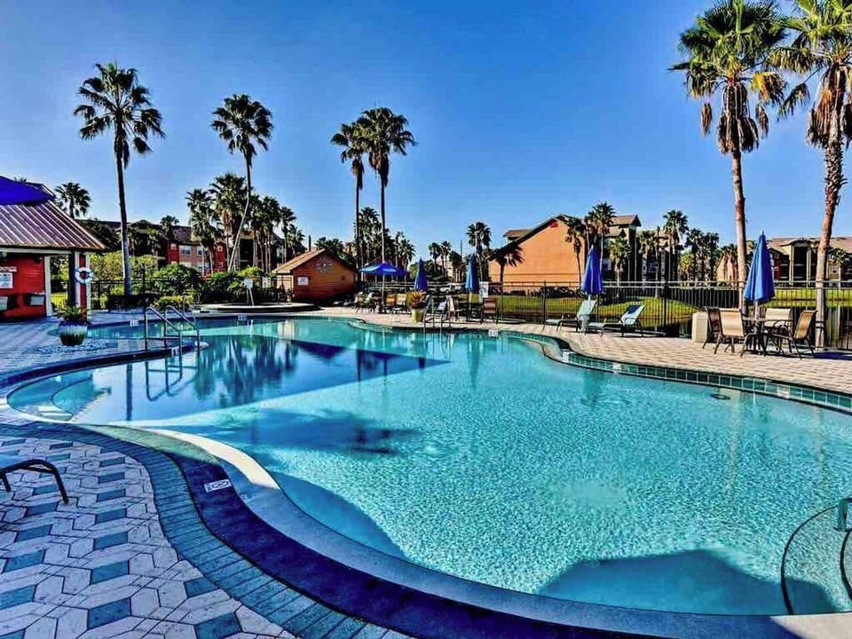 2 outdoor pools