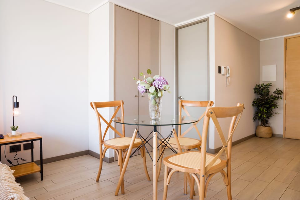 Studio, 1 Queen Bed, Pets Allowed | Dining