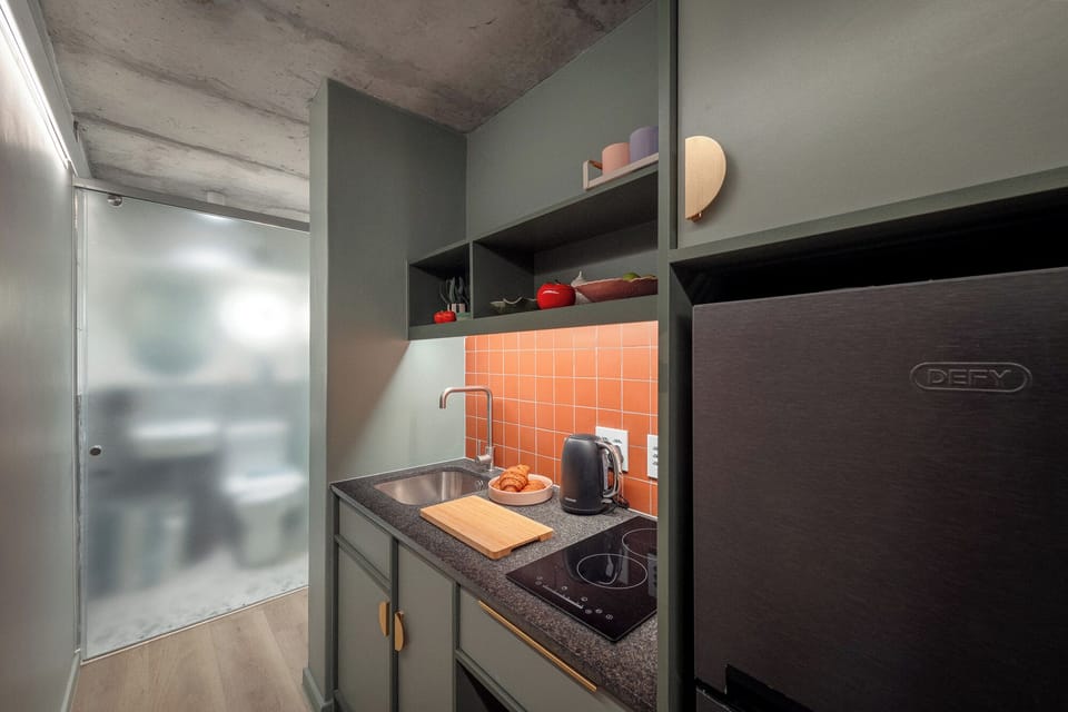 Full-size fridge, microwave, stovetop, cookware/dishes/utensils