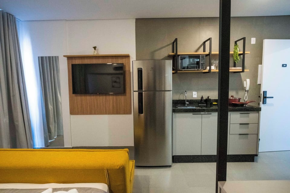Classic Triple Room, City View | Living area