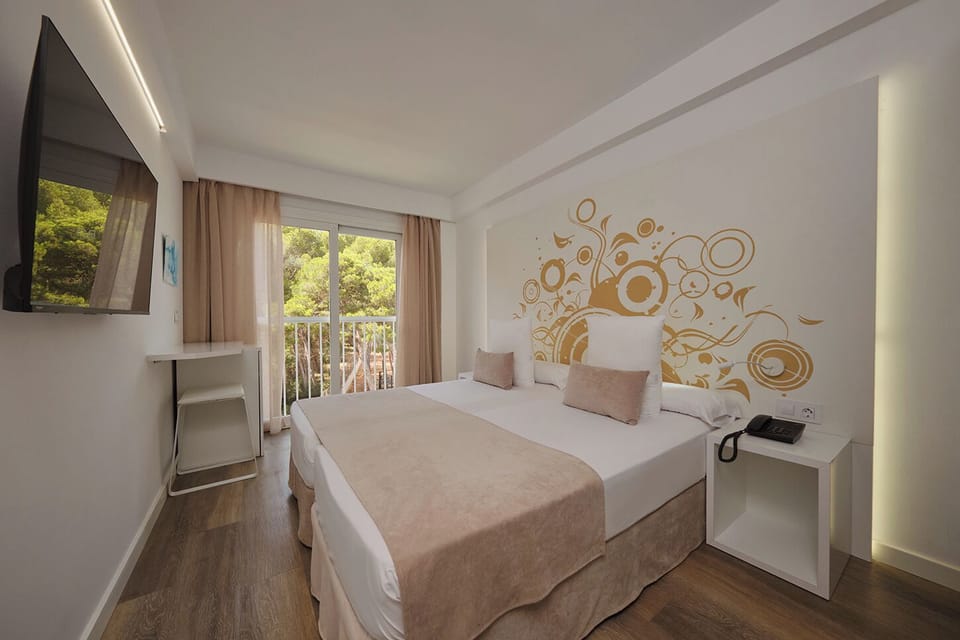 Double Room | Minibar, desk, blackout drapes, WiFi (free)