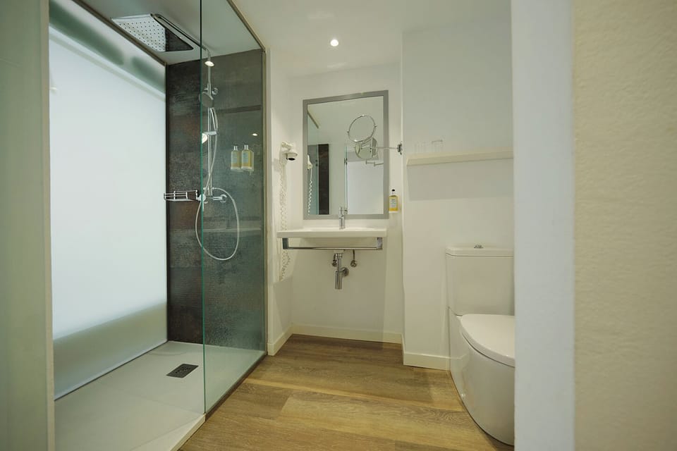 Double Room | Bathroom | Shower, free toiletries, hair dryer, towels