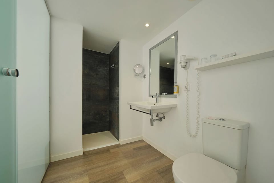 Double Room, Balcony | Bathroom | Shower, free toiletries, hair dryer, towels
