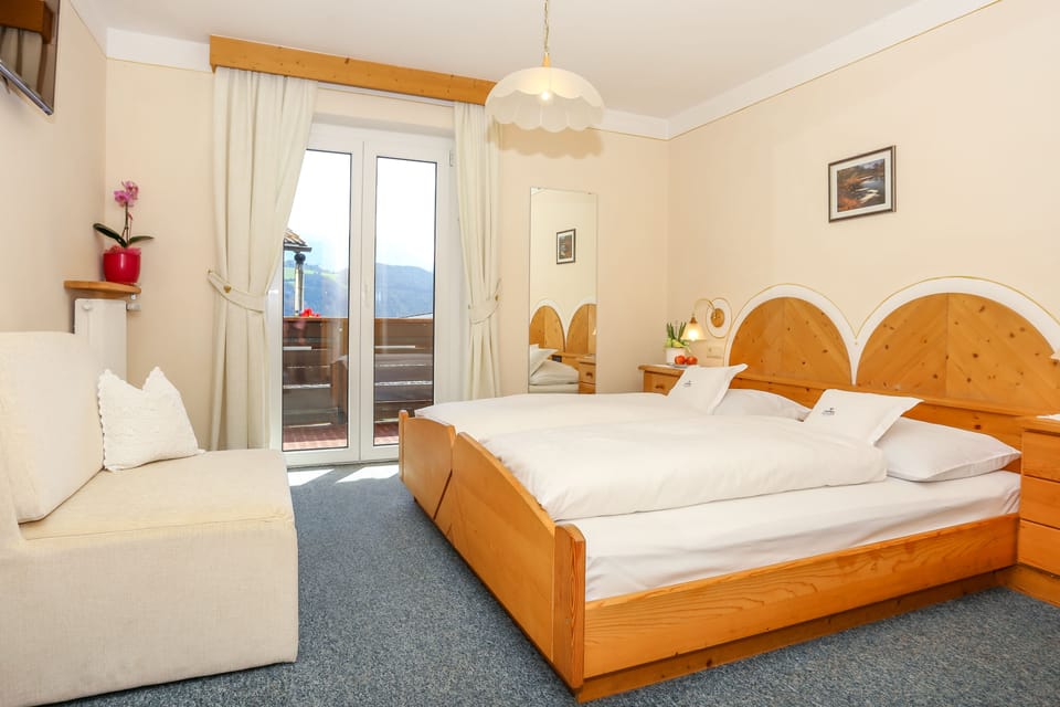 Traditional Double Room | Premium bedding, minibar, in-room safe, desk