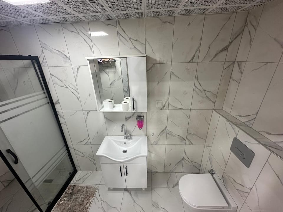 Classic Double Room | Bathroom | Hair dryer, towels, soap, shampoo