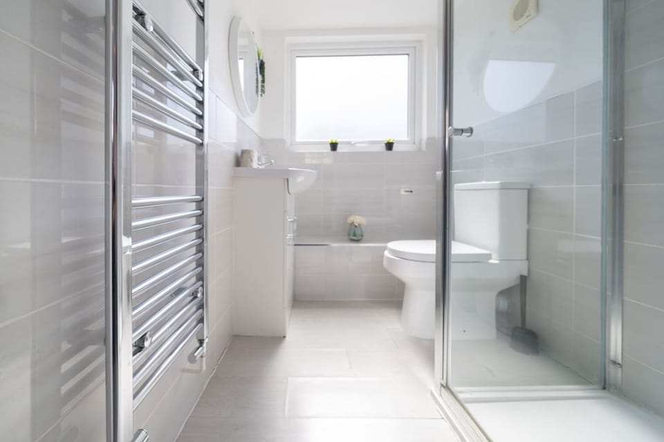 Premium 3 Bed Cardiff City Sleeps 9 With Free Parking House in Cardiff