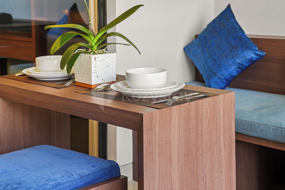 Apartment, 1 Bedroom, Pool View | Dining room