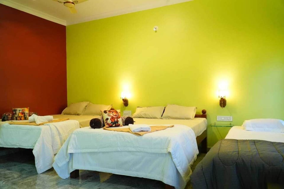 Desk, WiFi (free)